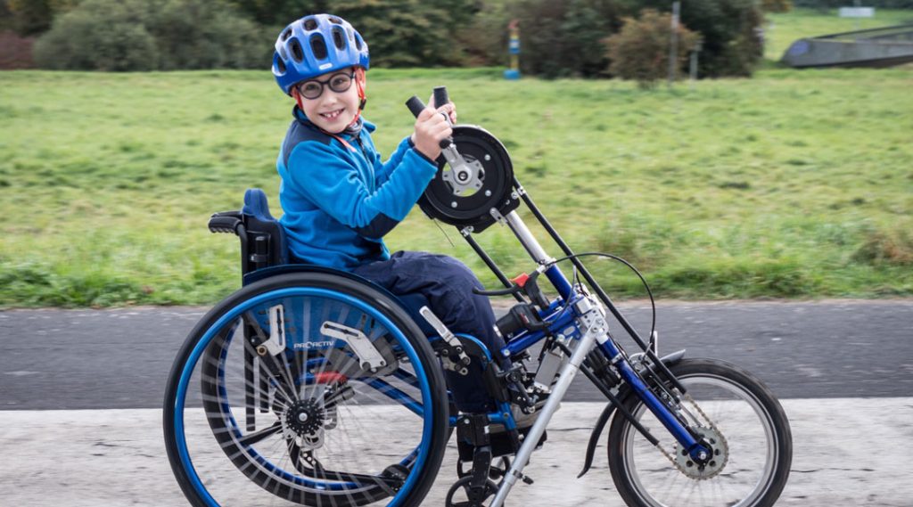 Aktiv-Reha Versorgung bei der GHD, Therapiebereich Aktiv-Reha, Pädiatrie, Fahrradtour im Rollstuhl